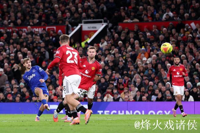英超-盖耶击打队友染红霍尔建功 曼联主场0-1不敌埃弗顿